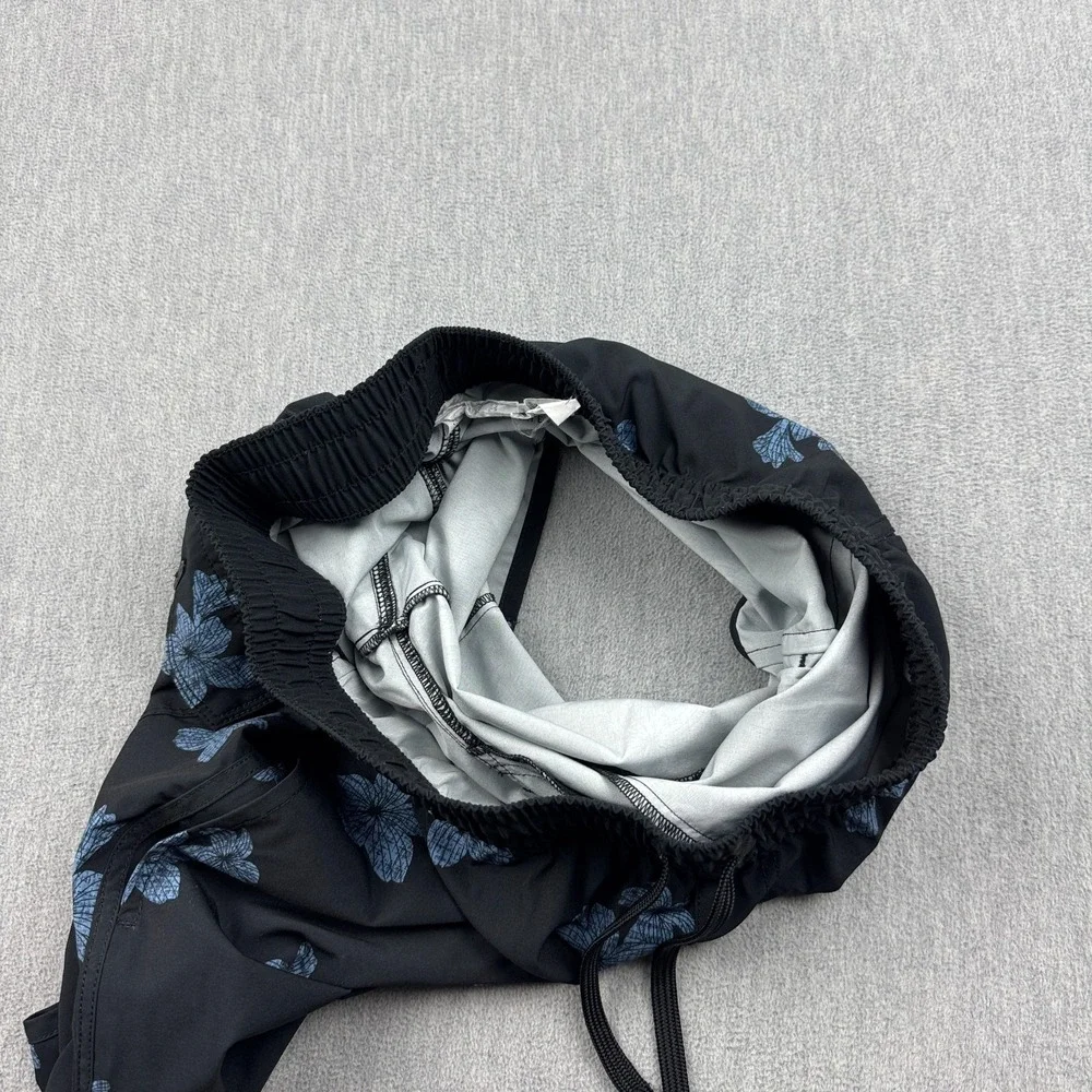 Travis Mathew Shorts Mens Medium Black Blue Floral Boardshort‎ Swim Trunks Surf